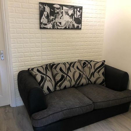 Double Room With Private Bathroom In A 2-Bedrooms House 伦敦 外观 照片