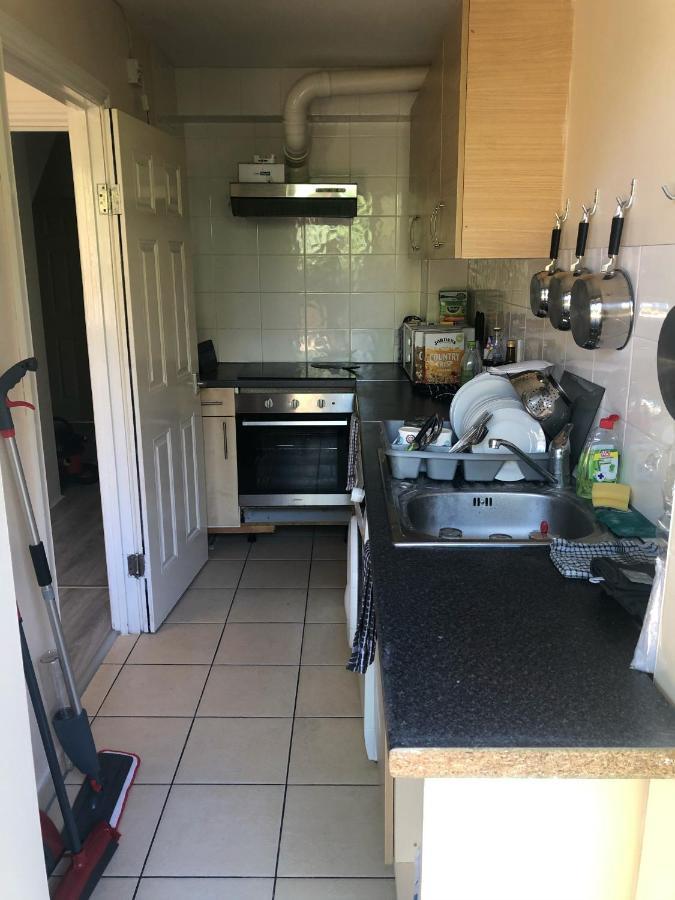 Double Room With Private Bathroom In A 2-Bedrooms House 伦敦 外观 照片