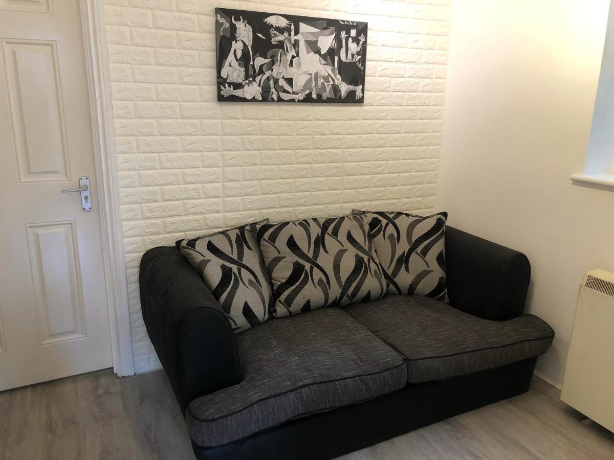 Double Room With Private Bathroom In A 2-Bedrooms House 伦敦 外观 照片