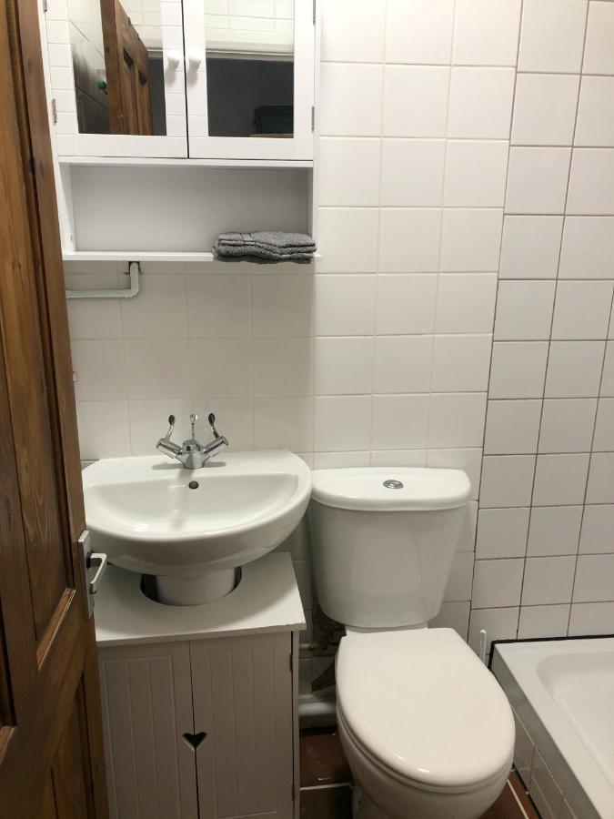 Double Room With Private Bathroom In A 2-Bedrooms House 伦敦 外观 照片