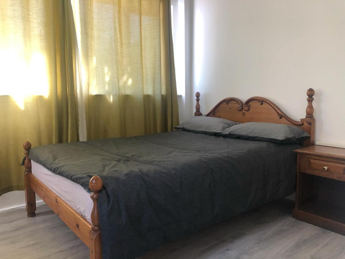Double Room With Private Bathroom In A 2-Bedrooms House 伦敦 外观 照片