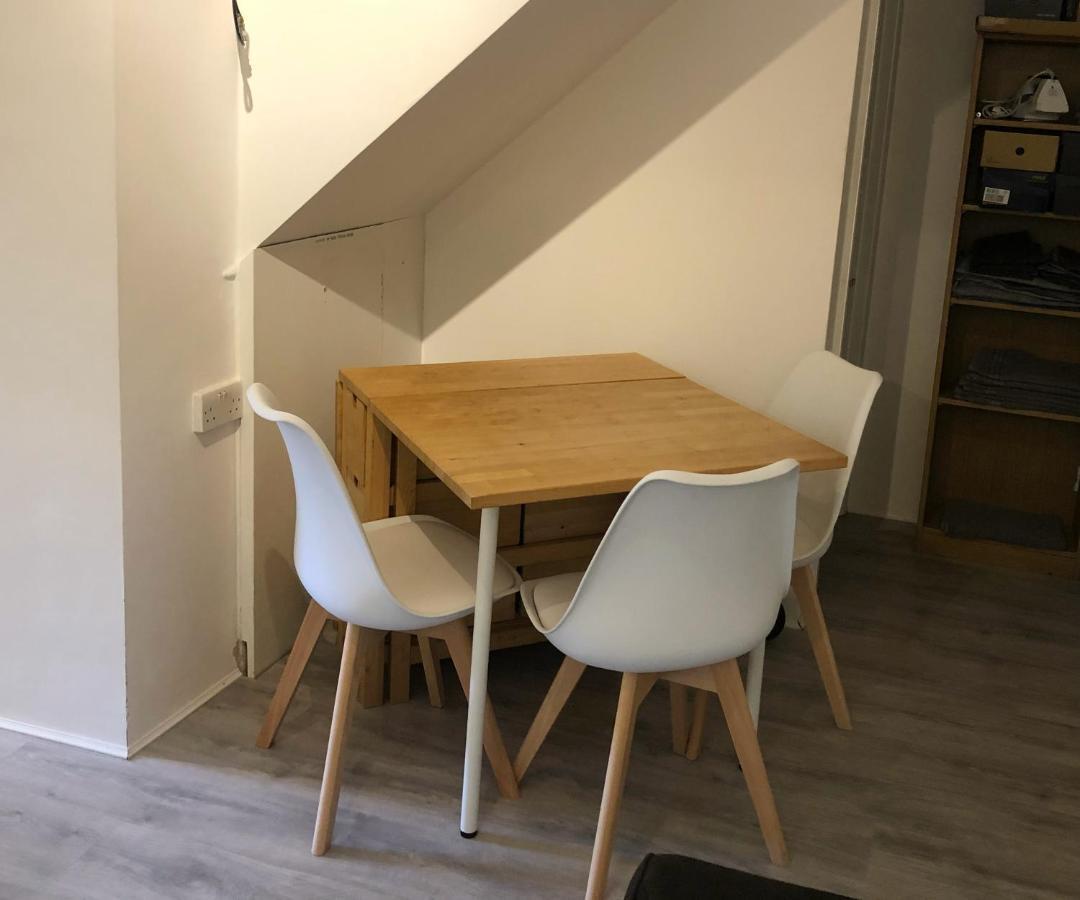Double Room With Private Bathroom In A 2-Bedrooms House 伦敦 外观 照片